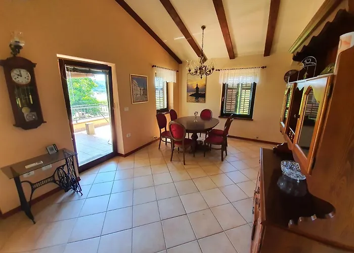 Tunia سترونجان